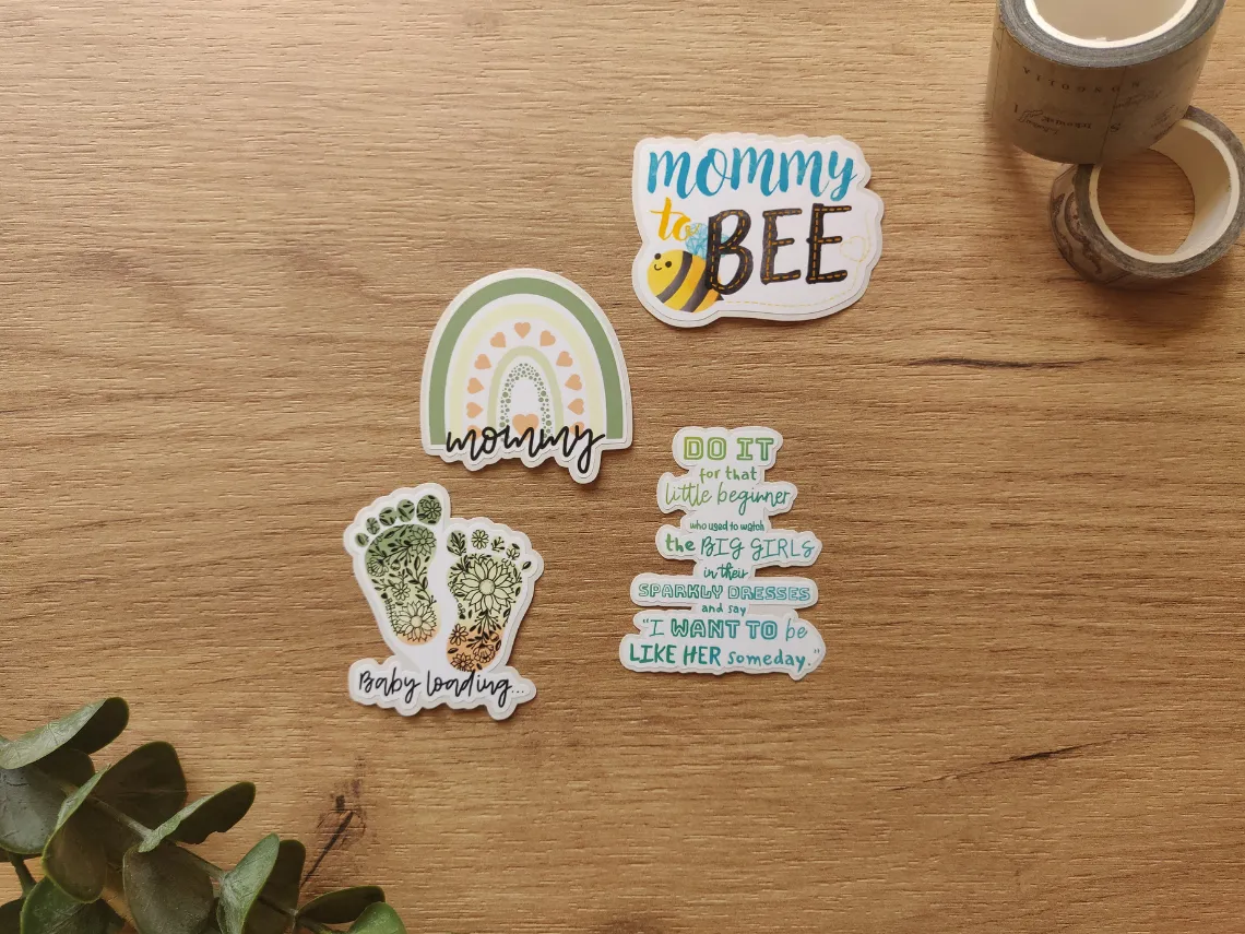 Kusové samolepky na pozadí. Včelička Mommy to bee, Duha Mommy, Ťapky Baby loading a motivační nápis pro tanečníky.